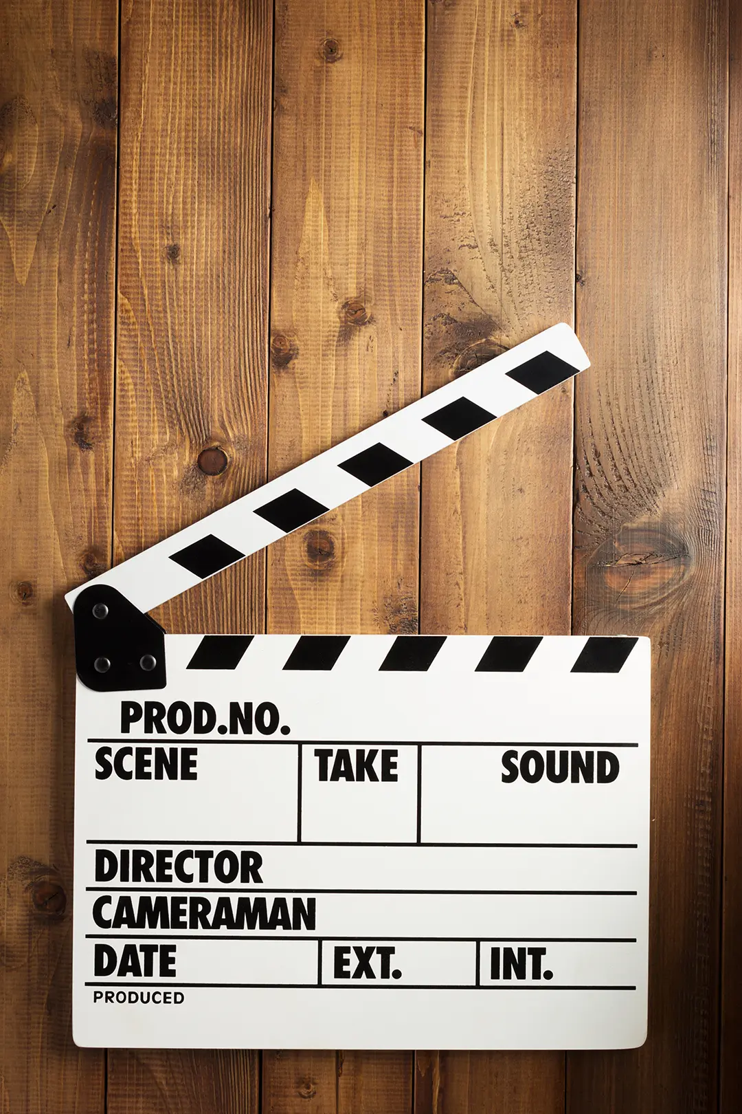 Filmklappe auf Holzhintergrund.