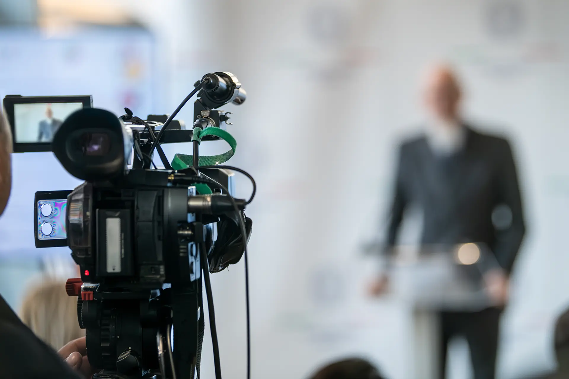 TV-Kamera filmt eine Pressekonferenz.