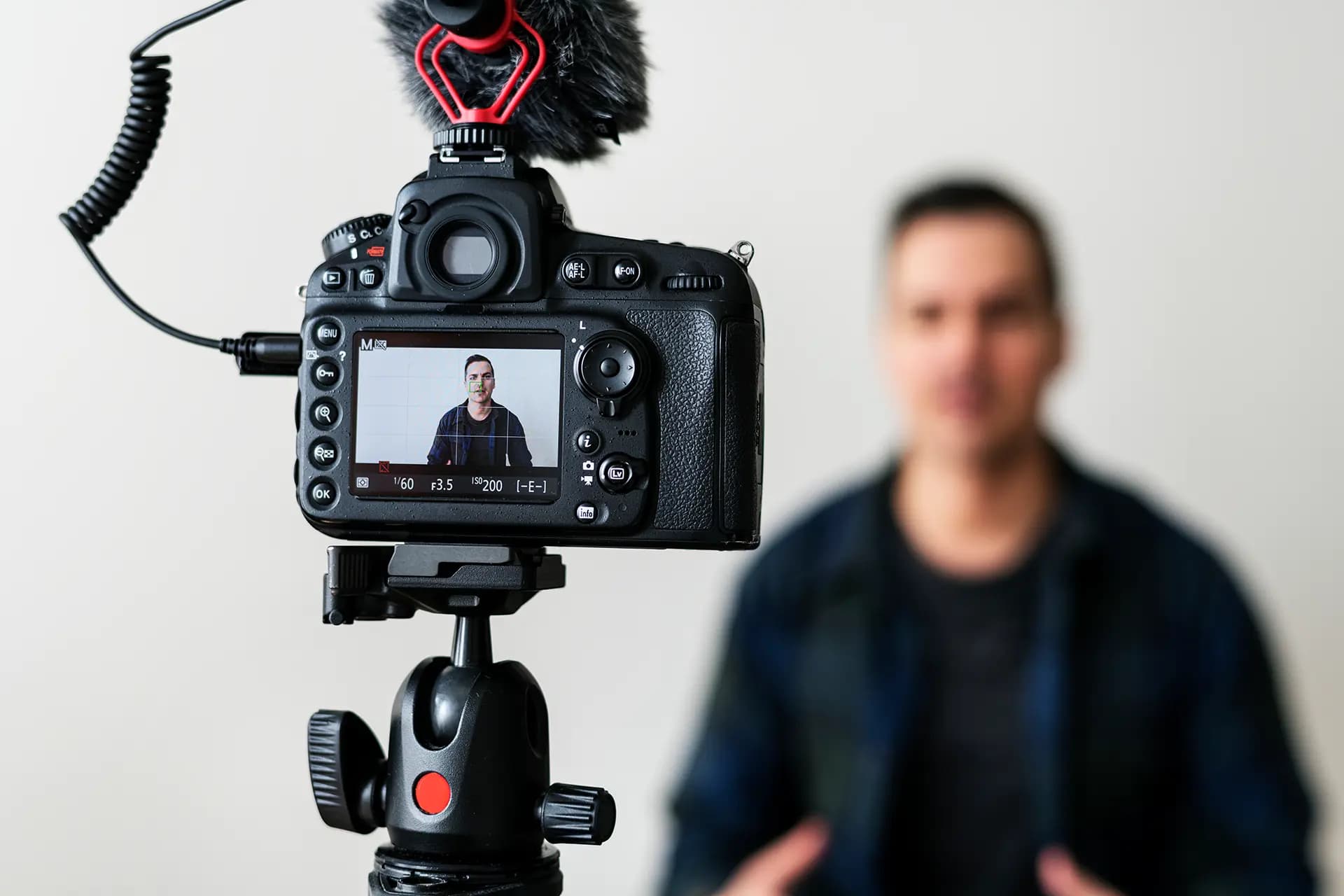 Person wird vor der Kamera interviewt.