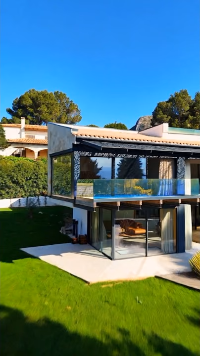 Standbild aus dem Video „Immobilienmakler – KI-Intro für eine Luxusvilla“