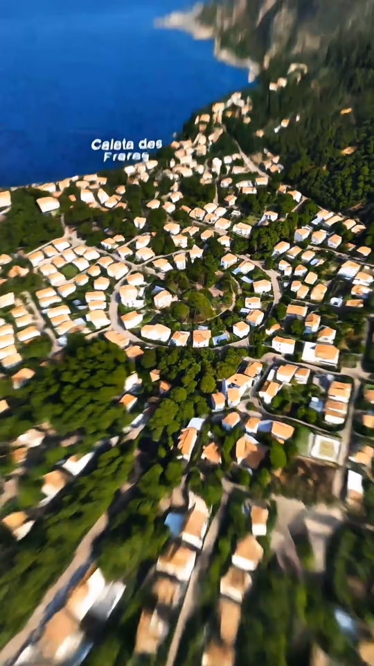 Standbild aus einem KI-Intro für einen Immobilienmakler: Luftbild einer Küstenstadt