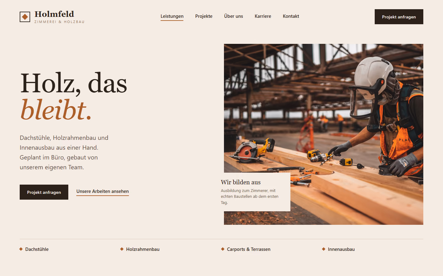 Beispielentwurf einer Website für eine Zimmerei: helle Seite mit Foto eines Zimmermanns bei der Arbeit