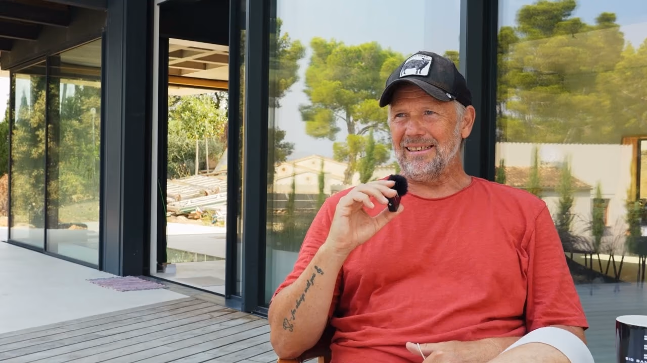 Standbild aus dem Videointerview für REMKO: Gesprächspartner auf der Terrasse eines Showhouses auf Mallorca