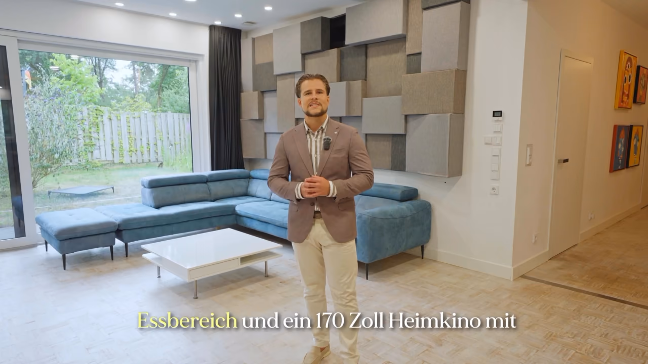 Querformat: Makler stellt ein Haus vor, mit Untertitel
