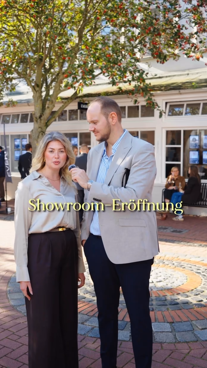 Hochformat: Eröffnung eines Showrooms, mit Titel